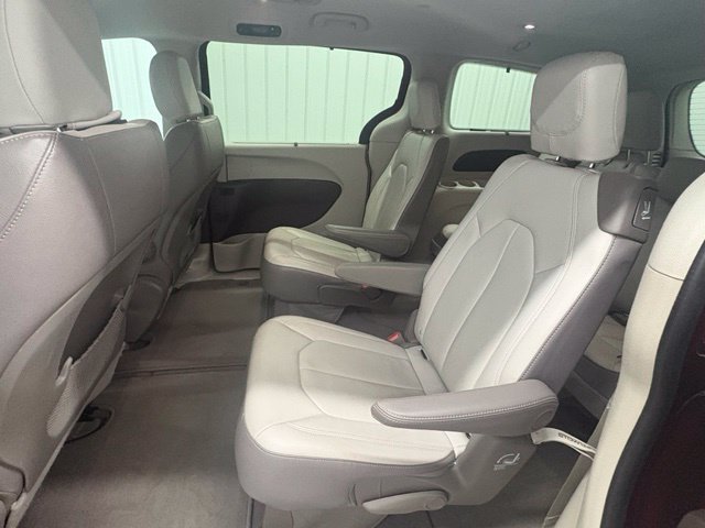 Used 2017 Red Chrysler Touring L image 11