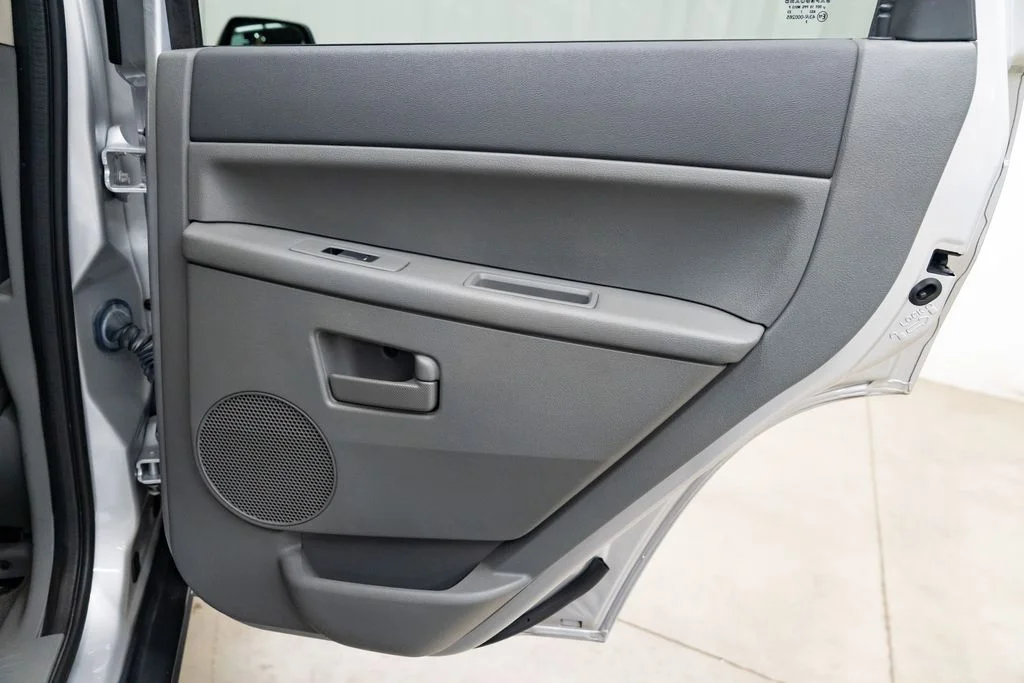 Used 2007 Silver Jeep Laredo image 30