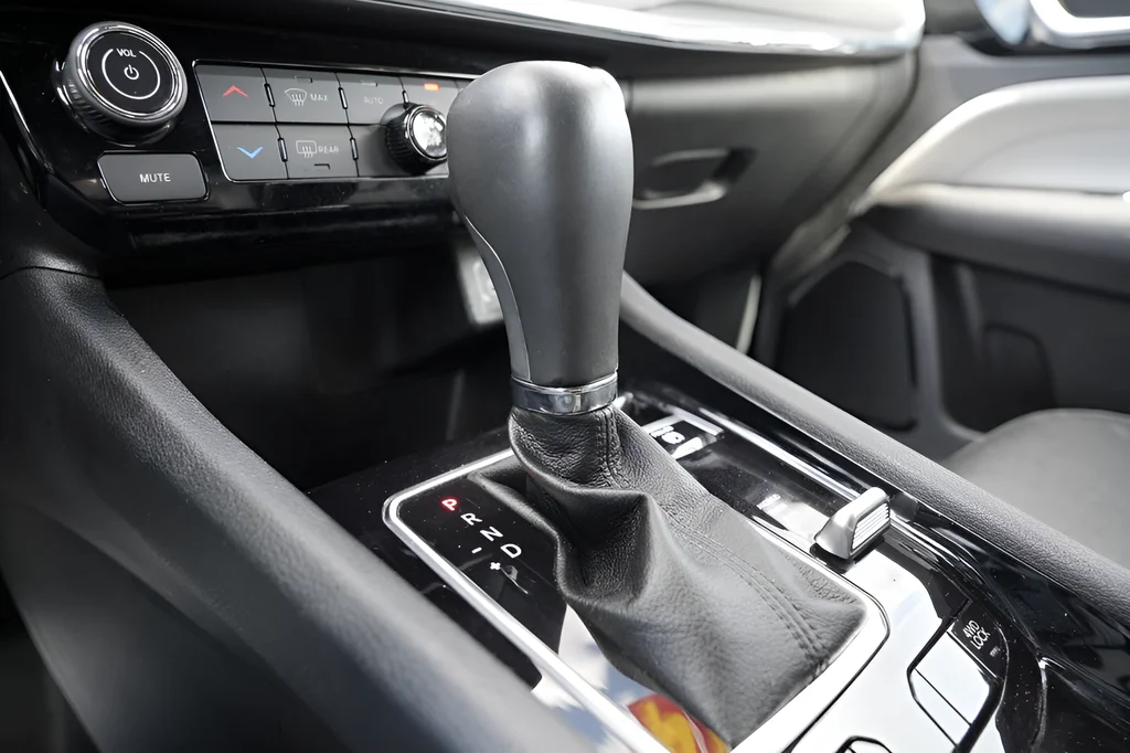 Used 2024 Silver Jeep Limited image 31