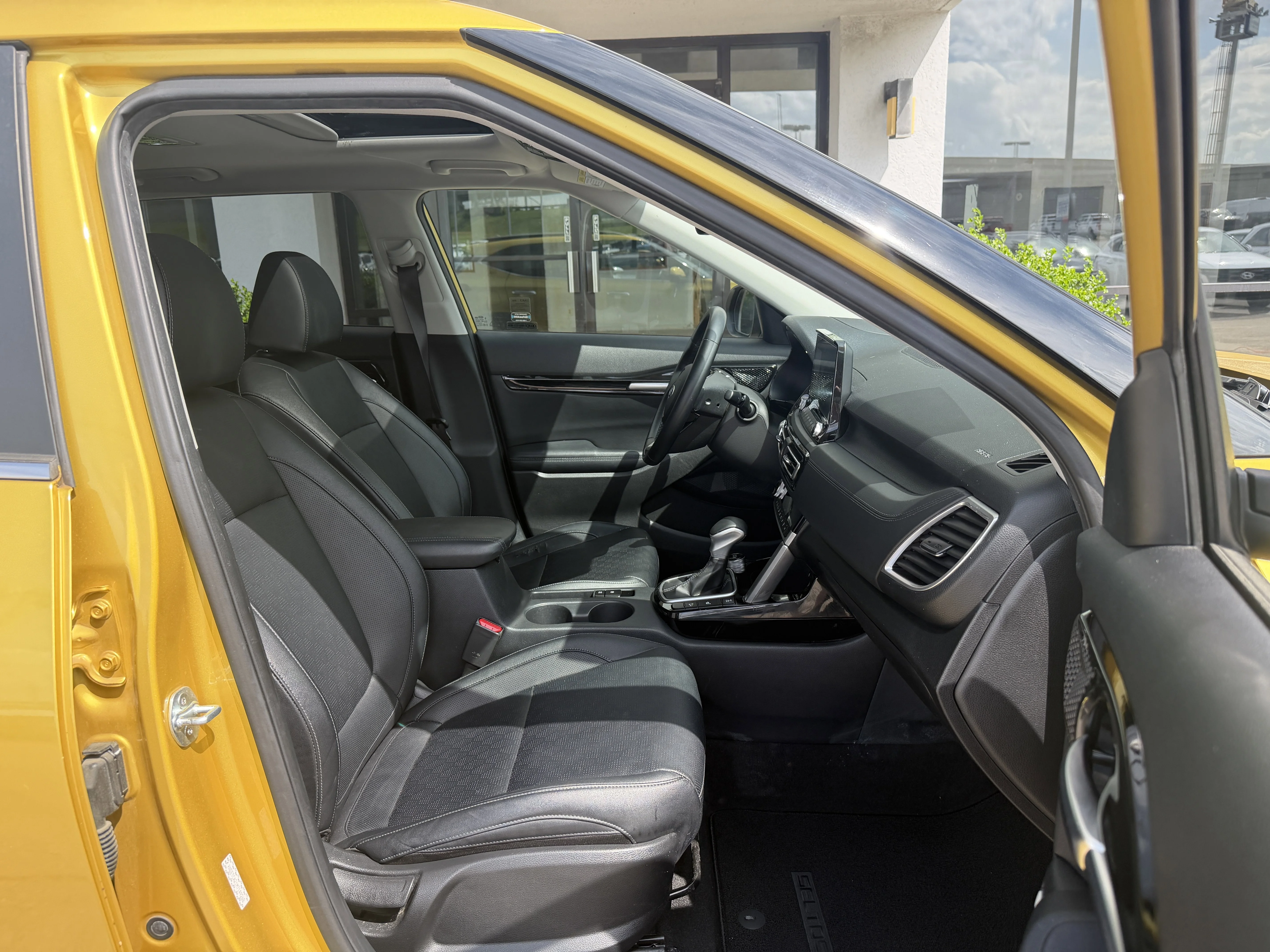 Used 2021 Starbright Yellow Kia SX image 22