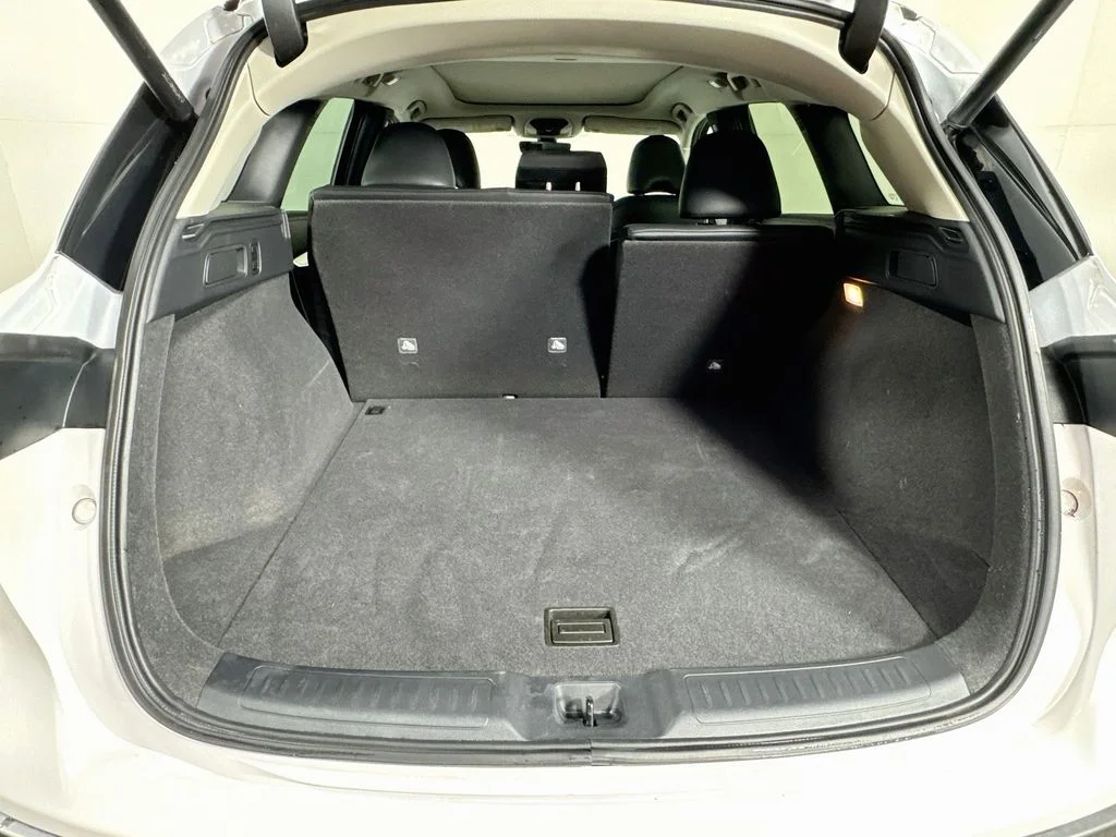 Certified Used 2023 White INFINITI LUXE image 35