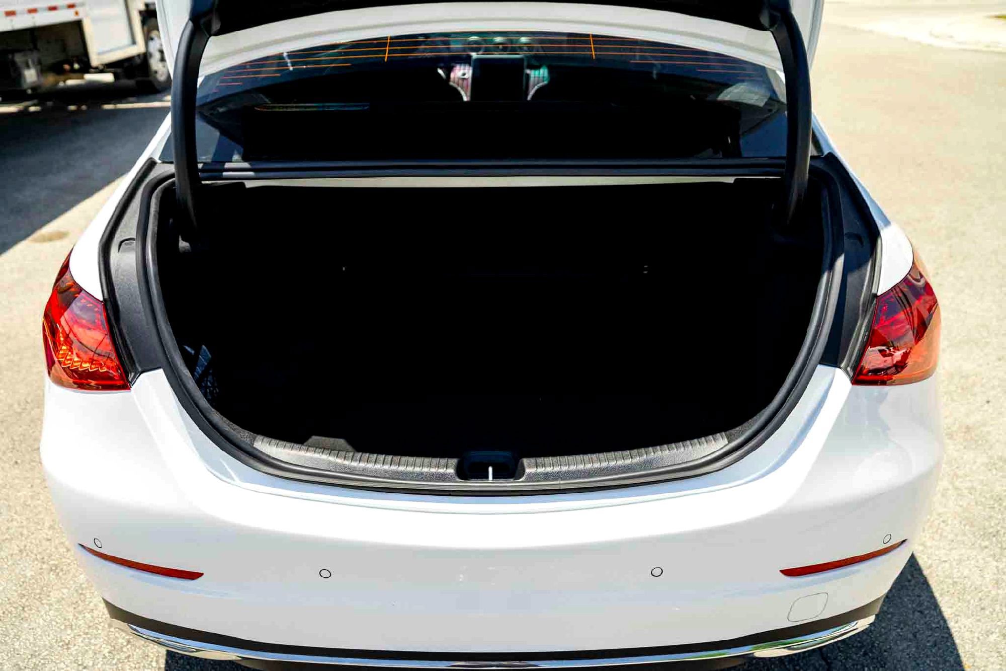 New 2026 MANUFAKTUR Moonlight White Metallic Mercedes-Benz C 300 image 46