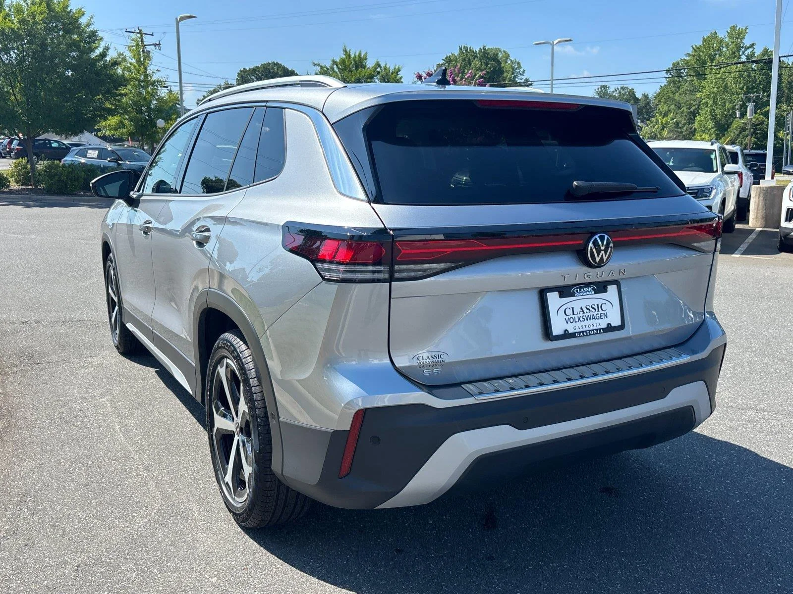 New 2026 pyrite silver metallic Volkswagen SE image 3