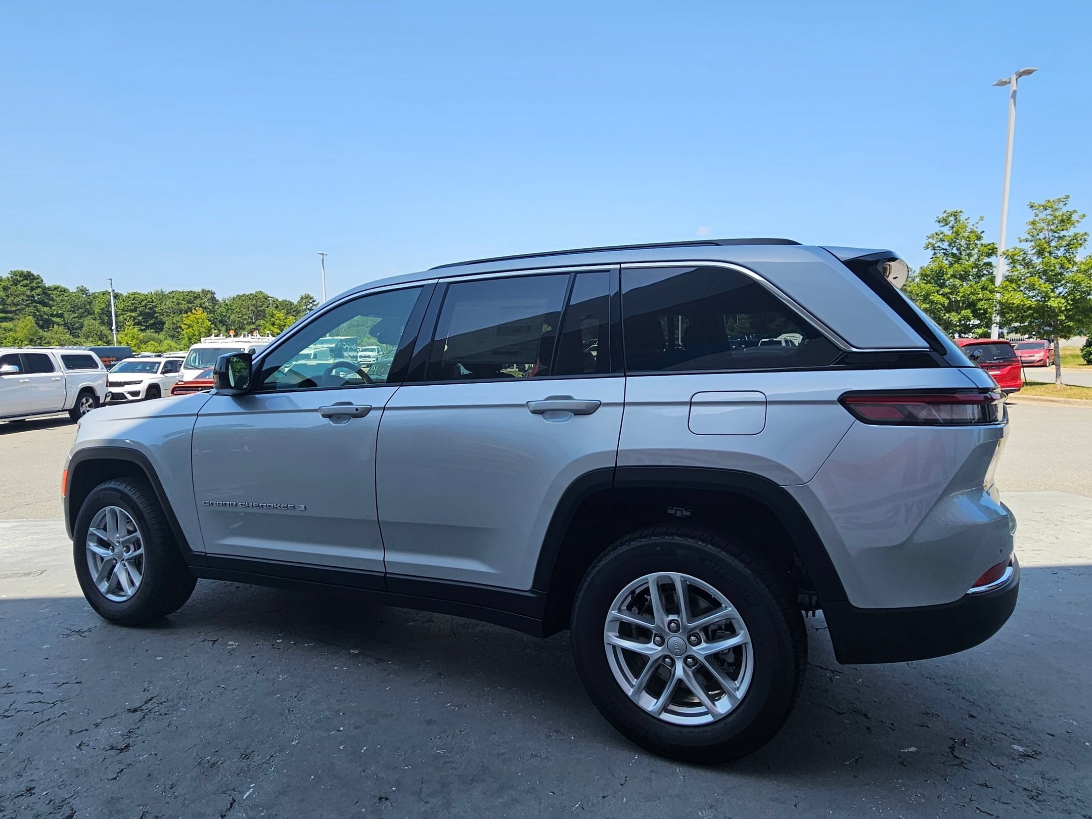 New 2026 Silver Zynith Jeep Laredo image 5