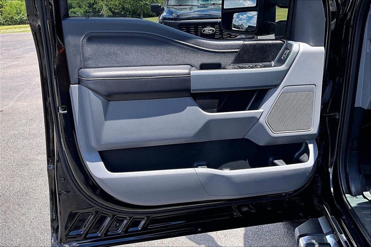 Used 2023 Agate Black Metallic Ford XLT image 23