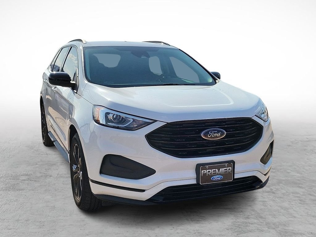 Used 2022 Oxford White Ford SE image 2