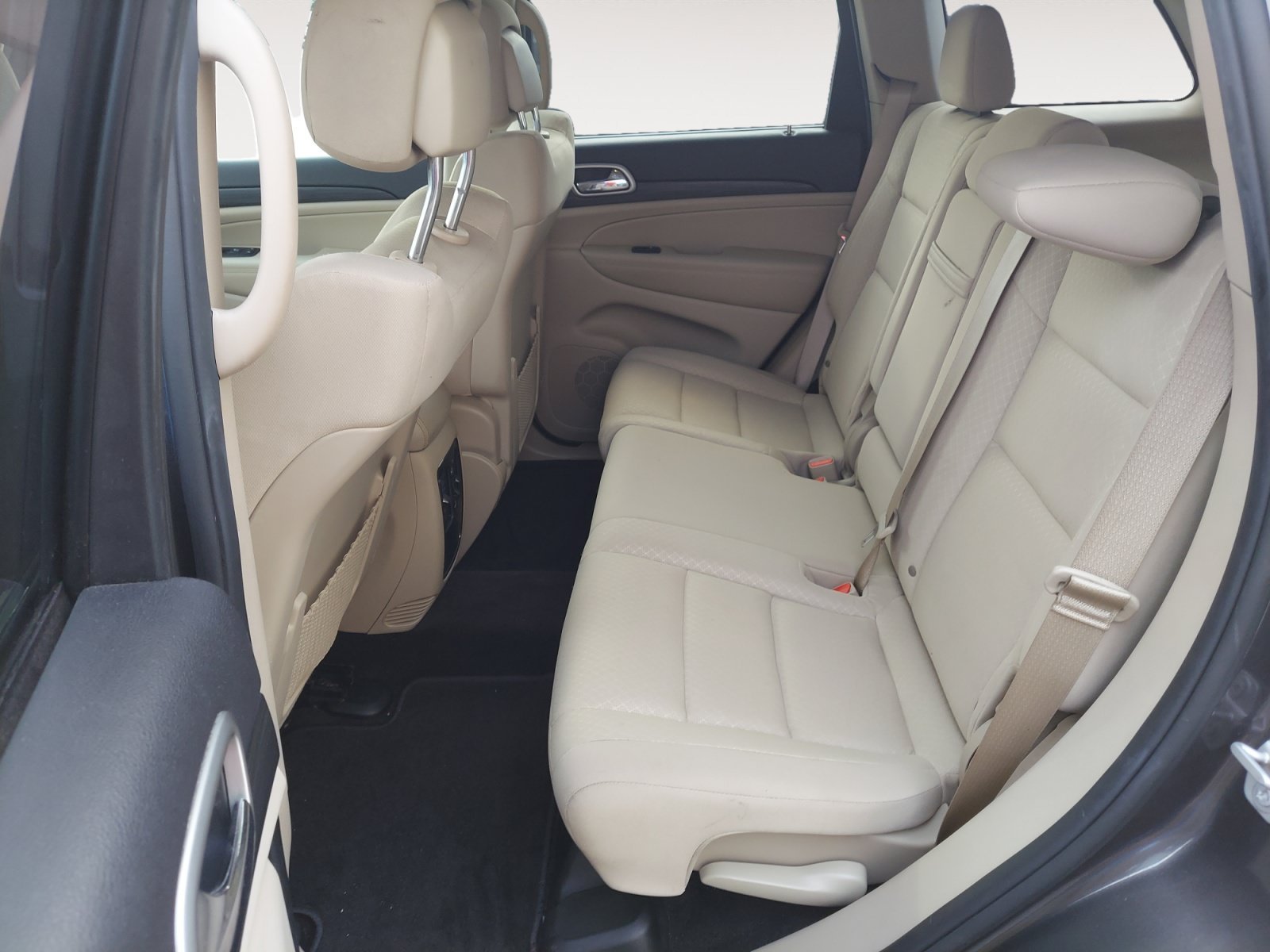 Used 2019 Granite Crystal Metallic Clearcoat Jeep Laredo E image 23