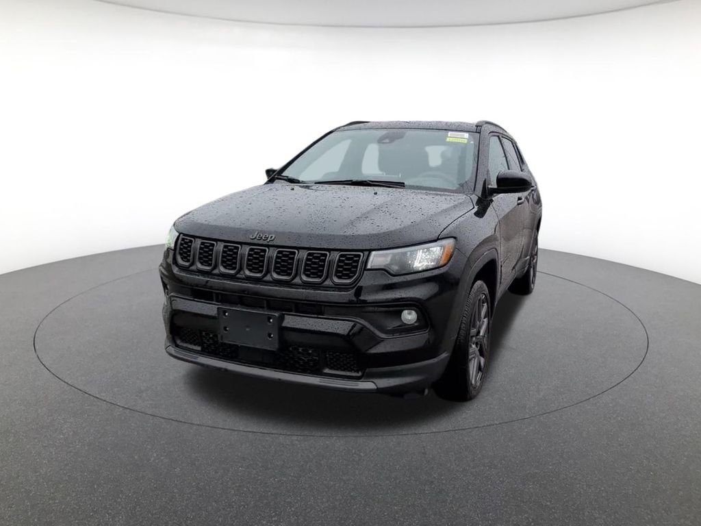 New 2026 Diamond Black Crystal Pearl-Coat Exterior Paint Jeep Latitude image 15