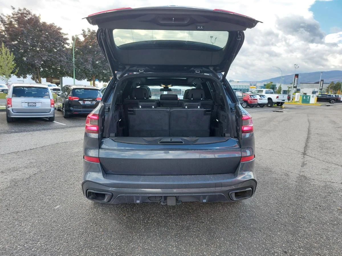 Used 2022 Blue BMW xDrive40i Sports Activity Vehicle image 8