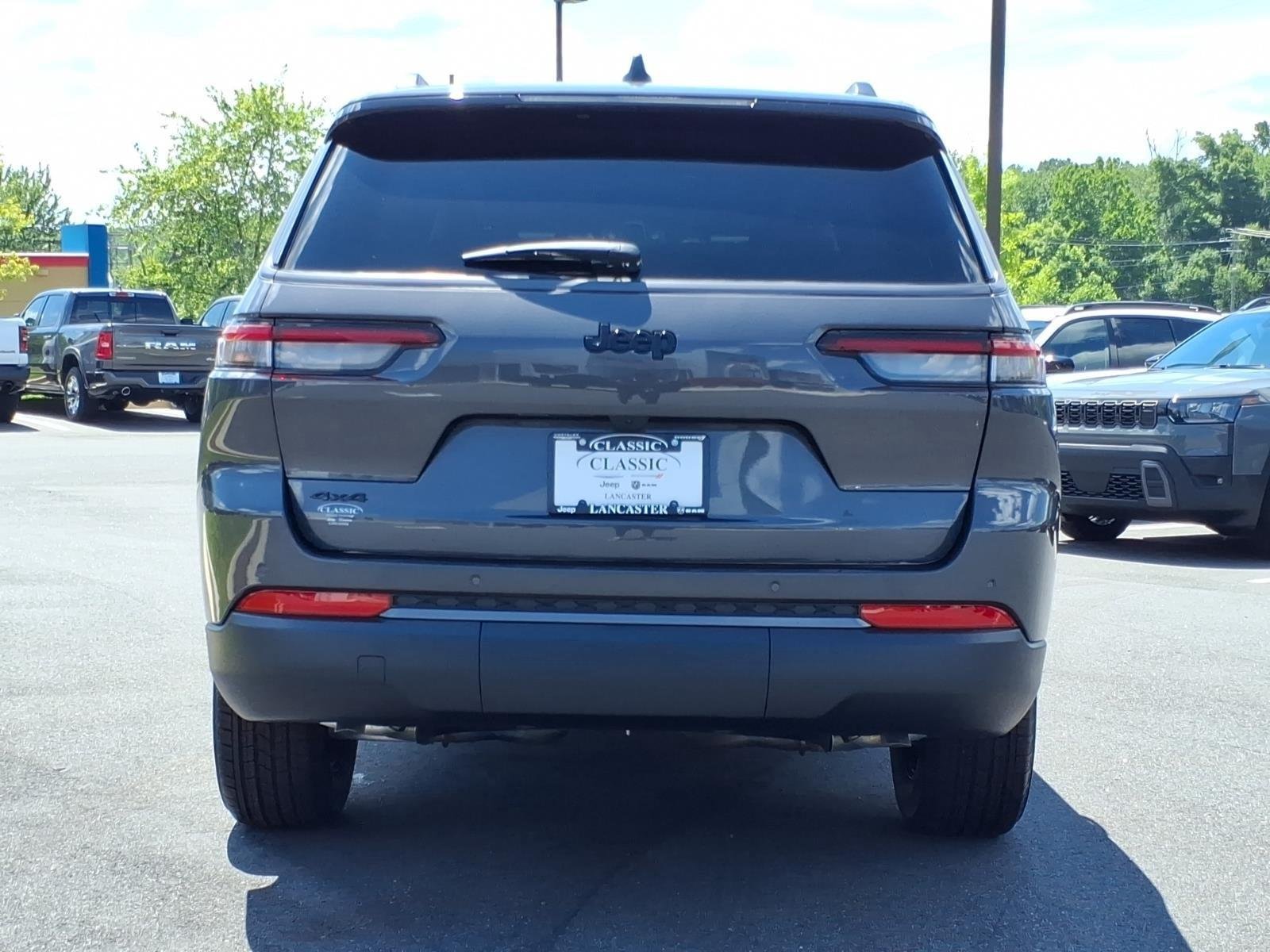 New 2026 Baltic Gray Metallic Clear-Coat Exterior Paint Jeep Laredo Altitude image 17