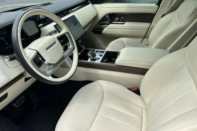 Used 2023 Lantau Bronze Metallic Land Rover Autobiography image 9