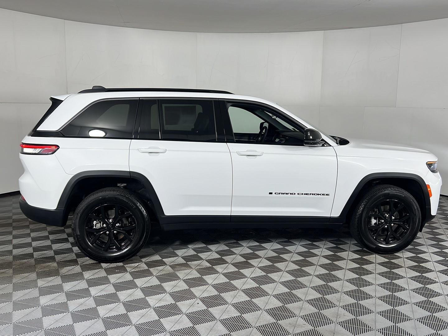 Used 2026 Bright White Clearcoat Jeep Laredo Altitude image 10