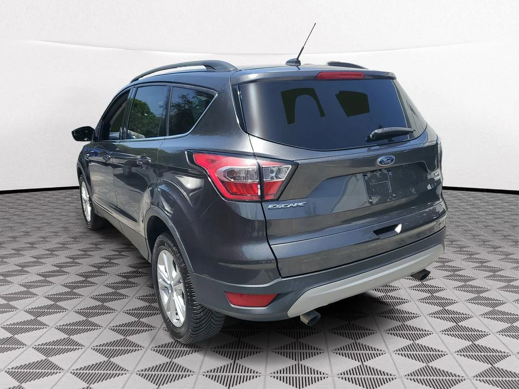 Used 2018 Gray Ford SE image 3