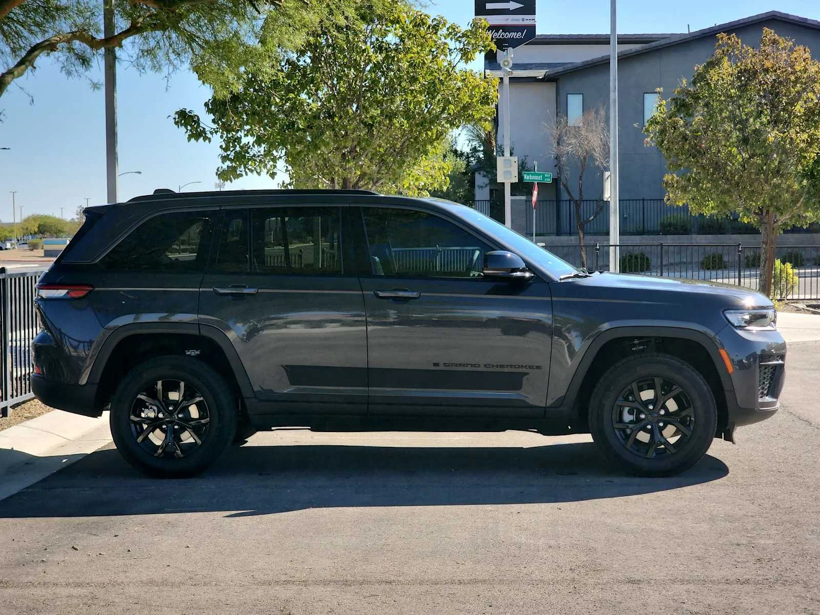 New 2026 Baltic Gray Metallic Clear-Coat Exterior Paint Jeep Laredo Altitude image 9