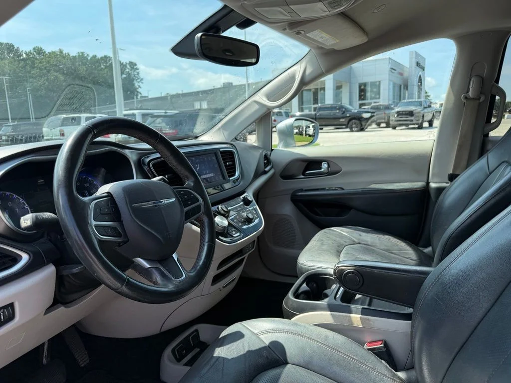 Used 2020 Silver Chrysler Touring L image 4