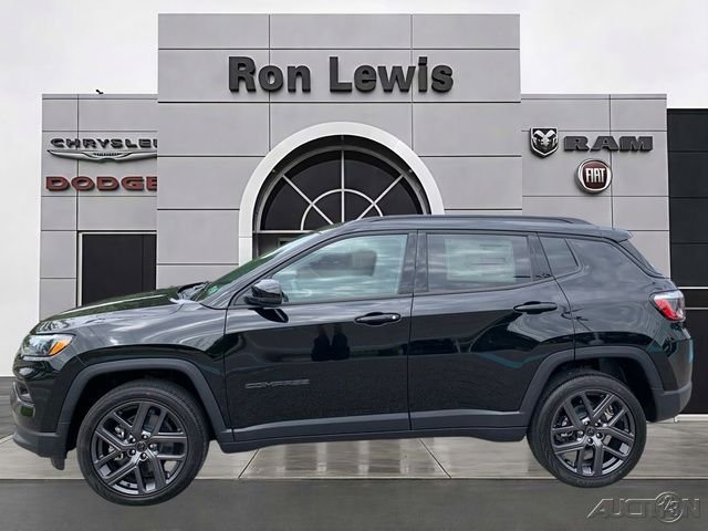 New 2026 Diamond Black Crystal Pearl-Coat Exterior Paint Jeep Limited image 1