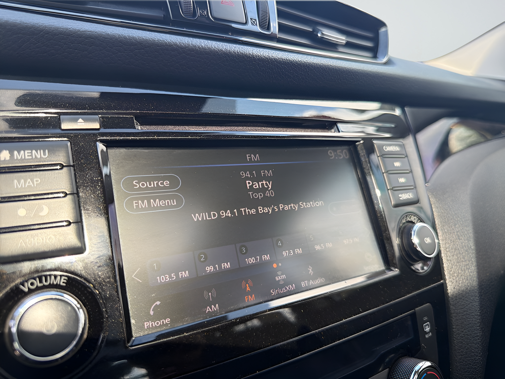 Used 2022 Silver Nissan SL image 35