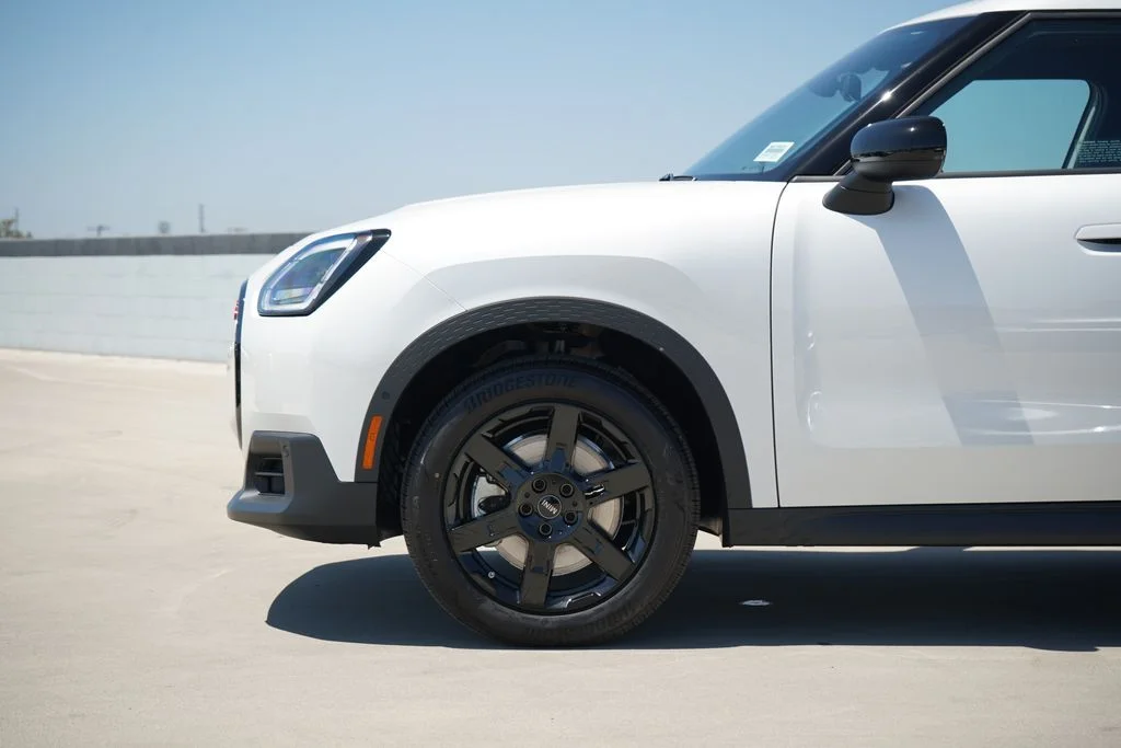 New 2027 White MINI Signature Plus image 2