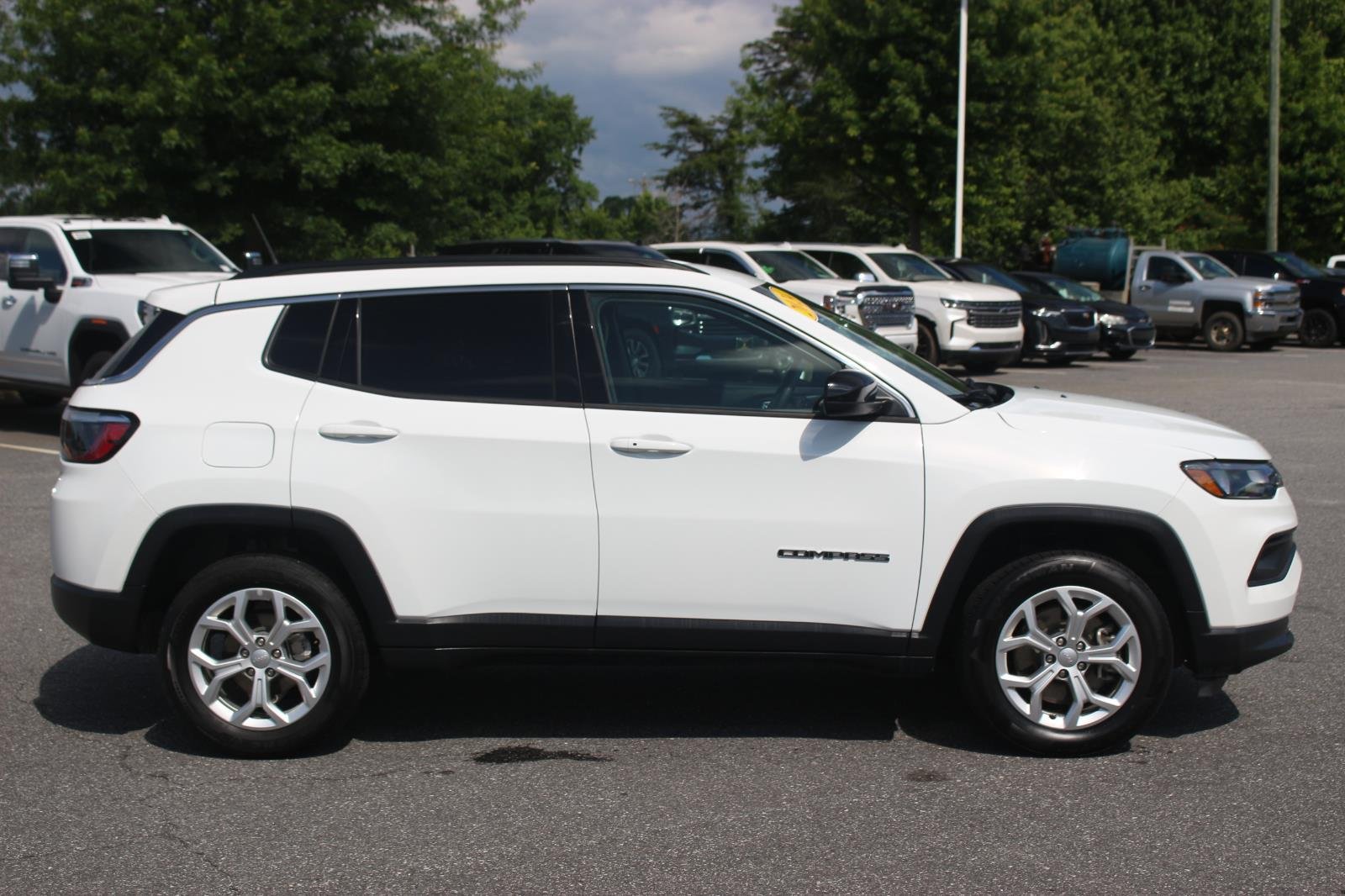 Used 2024 White Jeep Latitude image 8