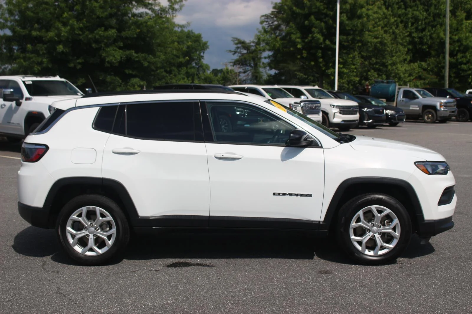 Used 2024 White Jeep Latitude image 8