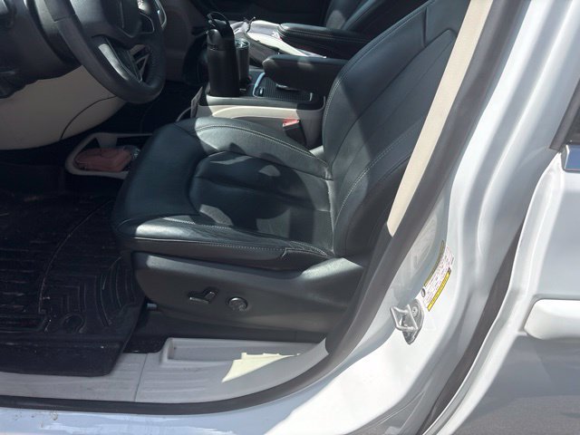 Used 2022 White Chrysler Touring L image 7