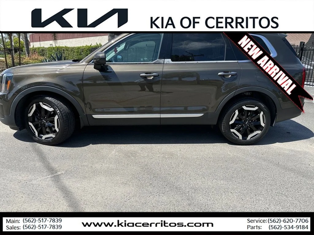 Certified Used 2024 Green Kia S image 2