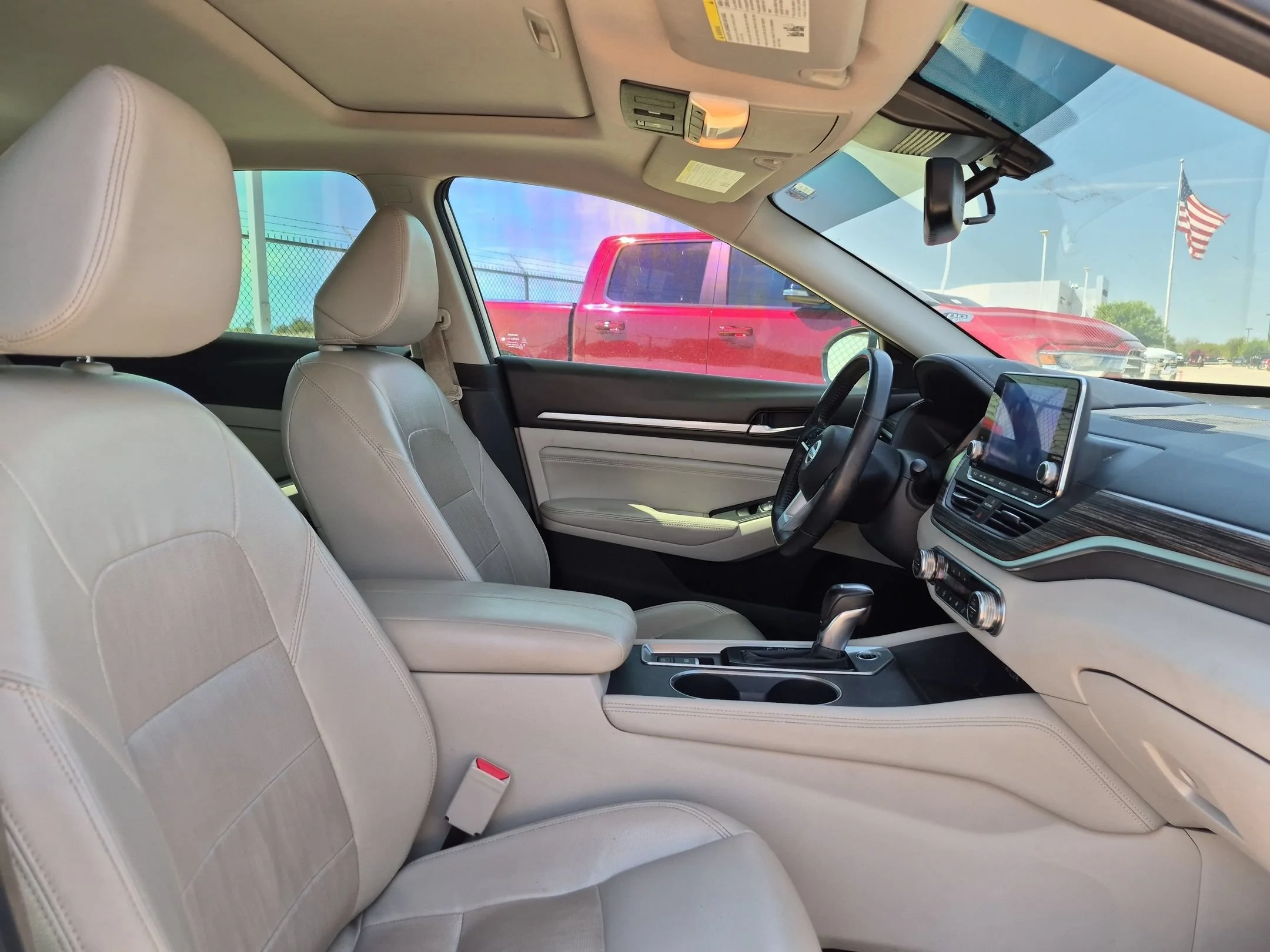 Used 2019 White Nissan 2.5 Platinum image 26