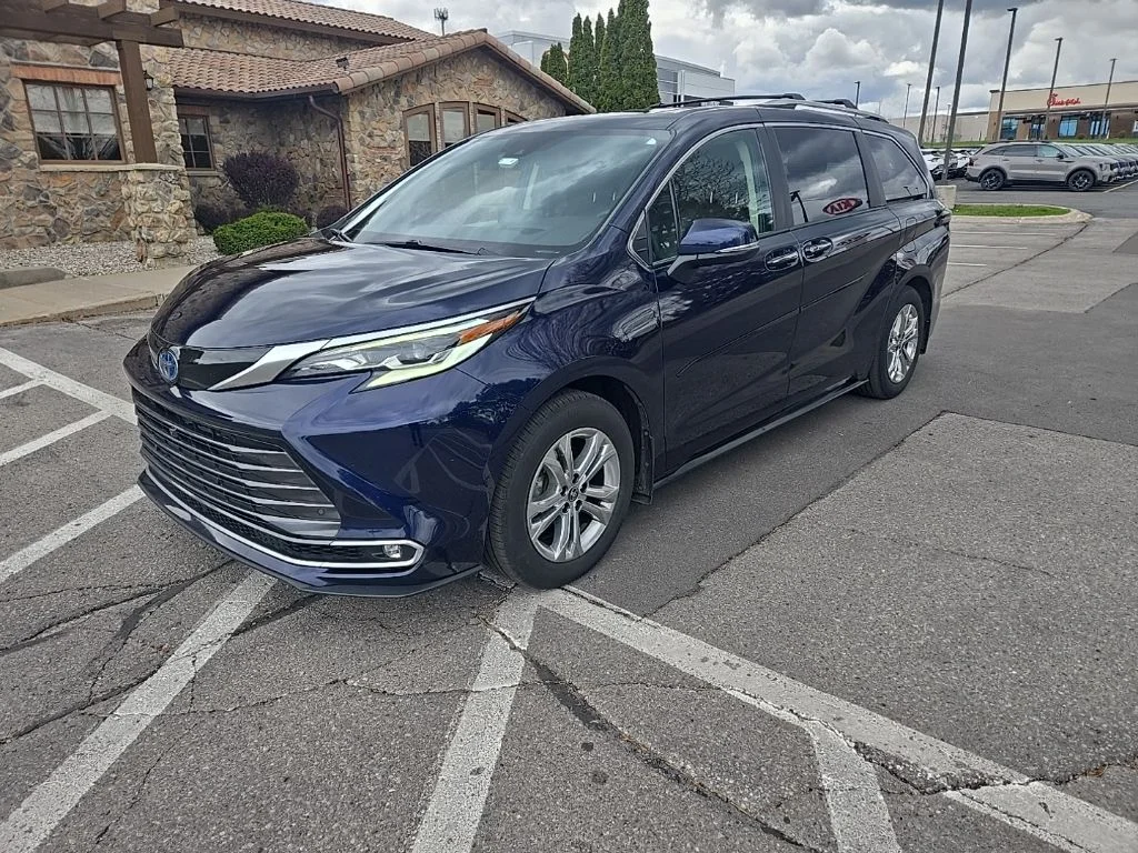 2022 Toyota Sienna Platinum 7-Passenger Hybrid AWD's photo