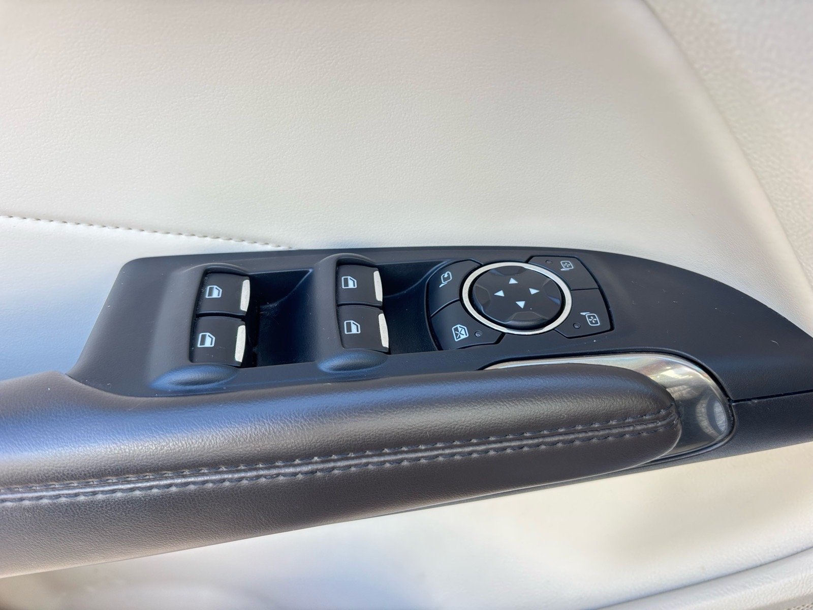 Used 2015 White Platinum Tri-Coat Metallic Lincoln Base image 8