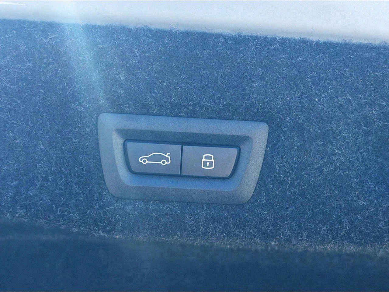 2026 BMW 5 Series 550e - Photo 14