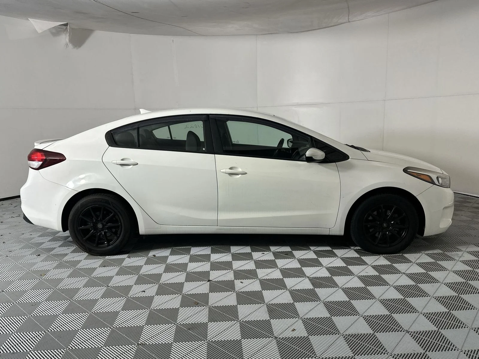 Used 2017 White Kia LX image 9