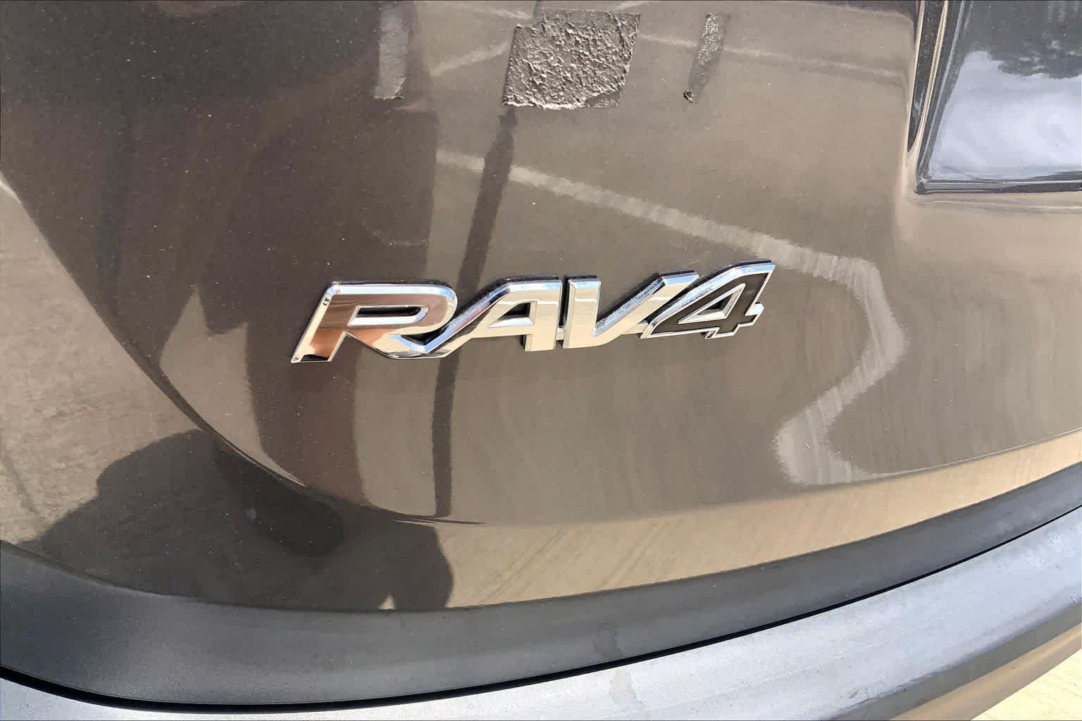 Used 2013 Magnetic Gray Metallic Toyota XLE image 29