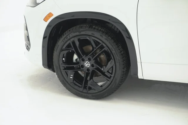 New 2027 Opal White Pearl Volkswagen SE R-Line Black image 13