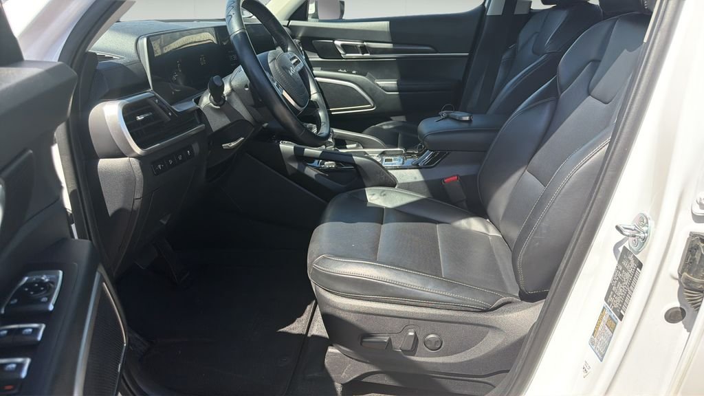 Used 2025 White Kia S image 9