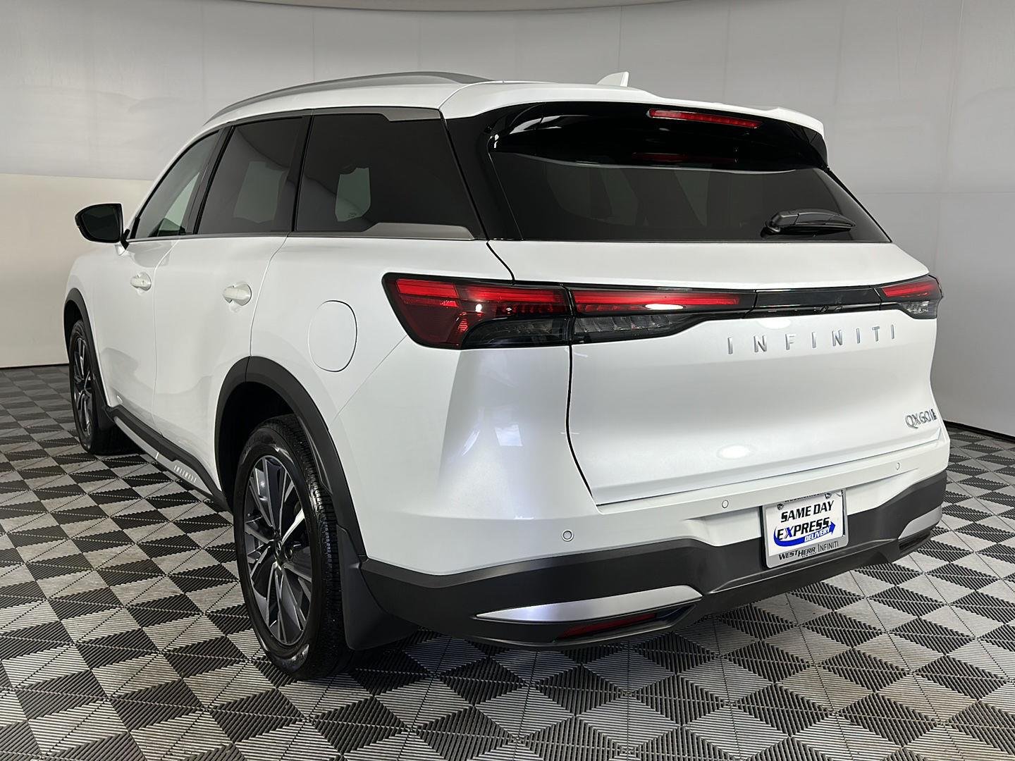 Used 2026 Radiant White INFINITI LUXE image 31