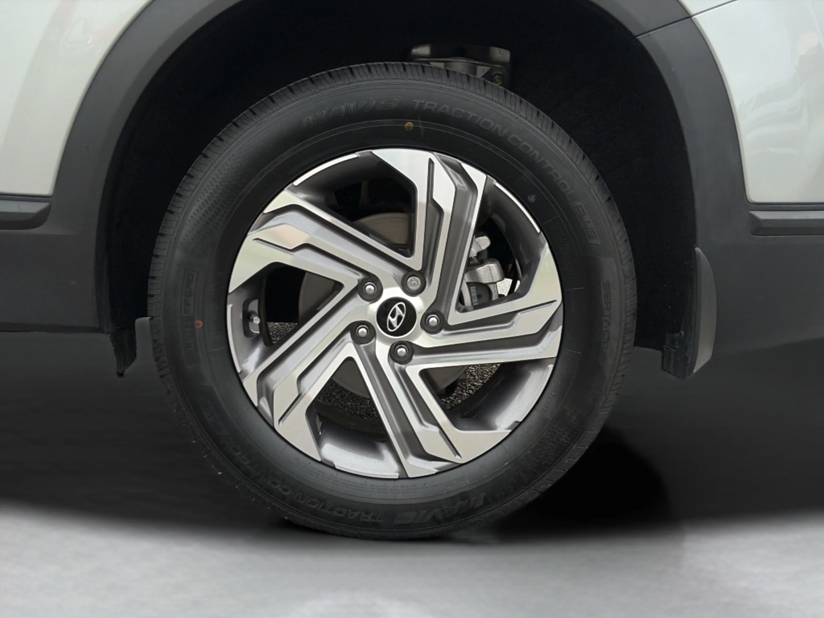 Used 2023 Shimmering Silver Hyundai SE image 26