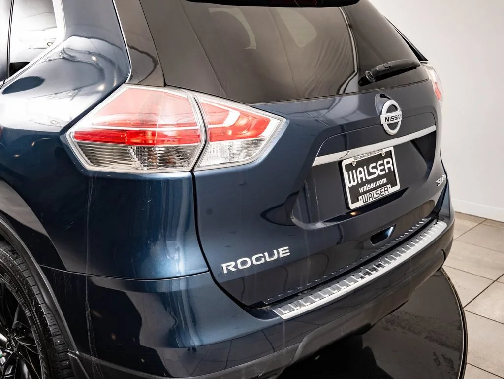 Used 2015 Arctic Blue Metallic Nissan SL image 19