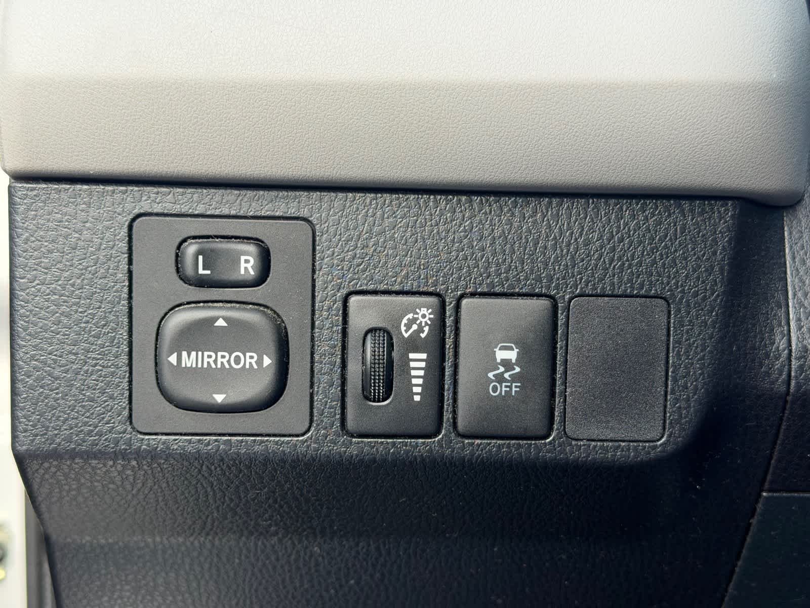 Used 2014 Classic Silver Metallic Toyota LE image 21