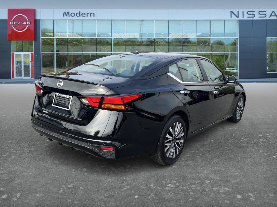 Used 2025 Super Black Nissan SV image 5