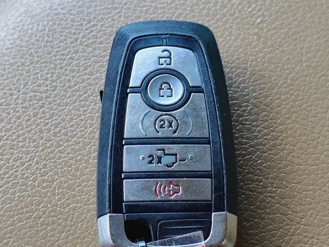 Used 2022 White Ford Lariat image 33