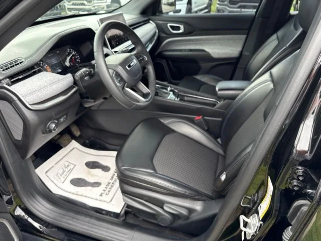 Used 2023 Black Jeep Latitude image 19