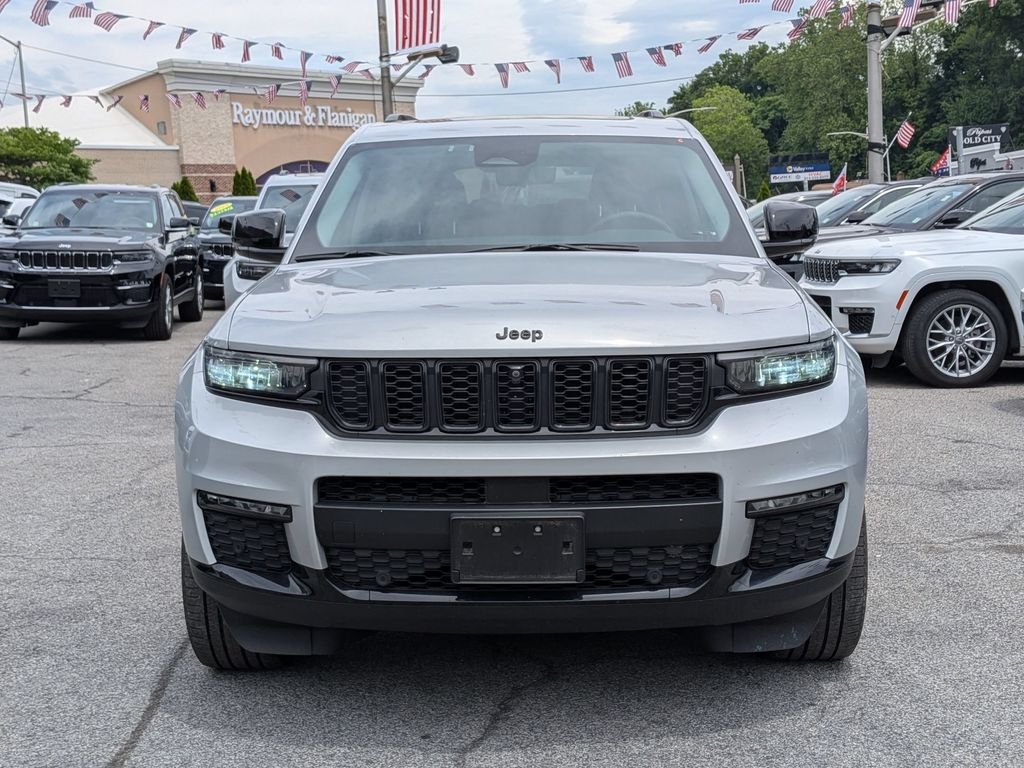 Used 2023 Silver Jeep Limited image 3
