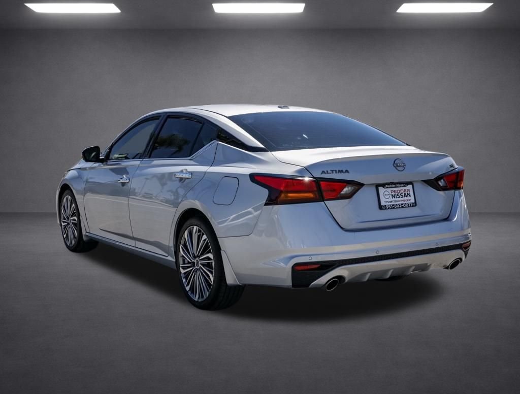 Used 2025 Silver Nissan 2.5 SL image 5