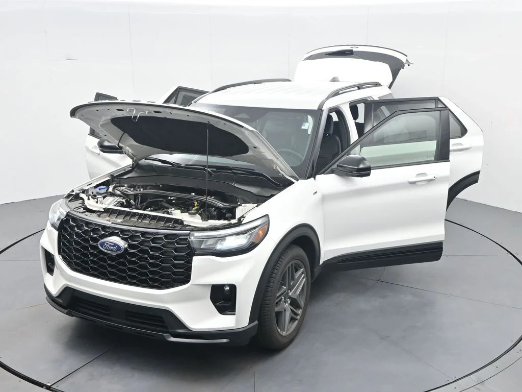 New 2026 Star White Metallic Tri-Coat Ford ST-Line image 45