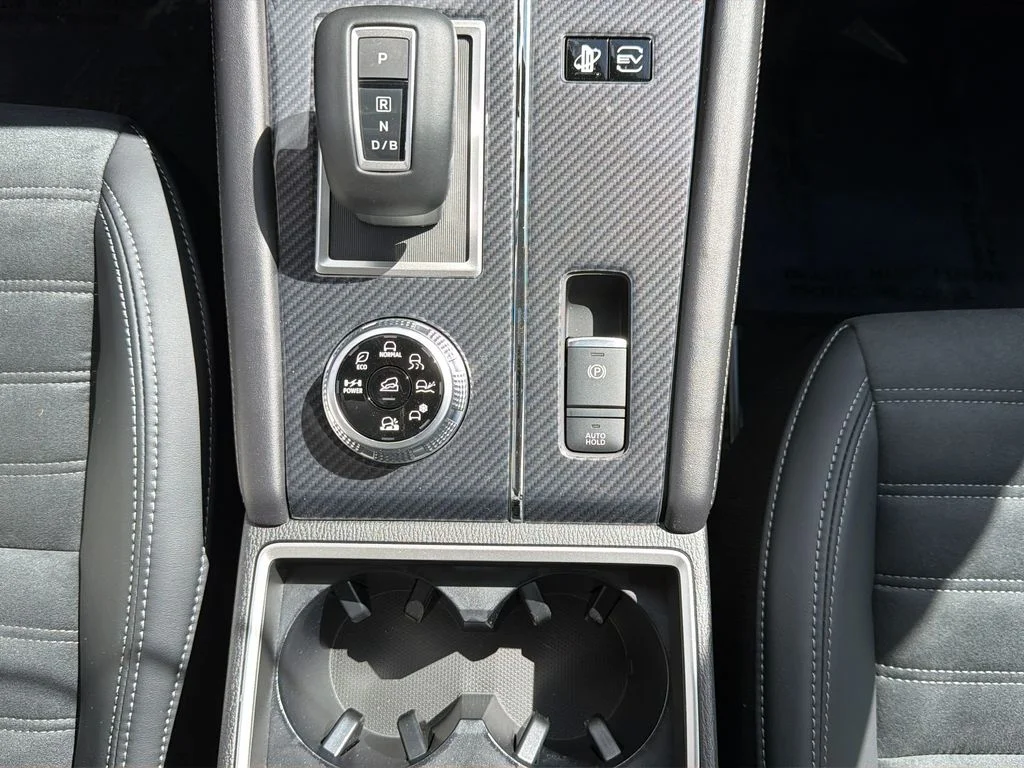 New 2025 Black Diamond Mitsubishi SE image 17
