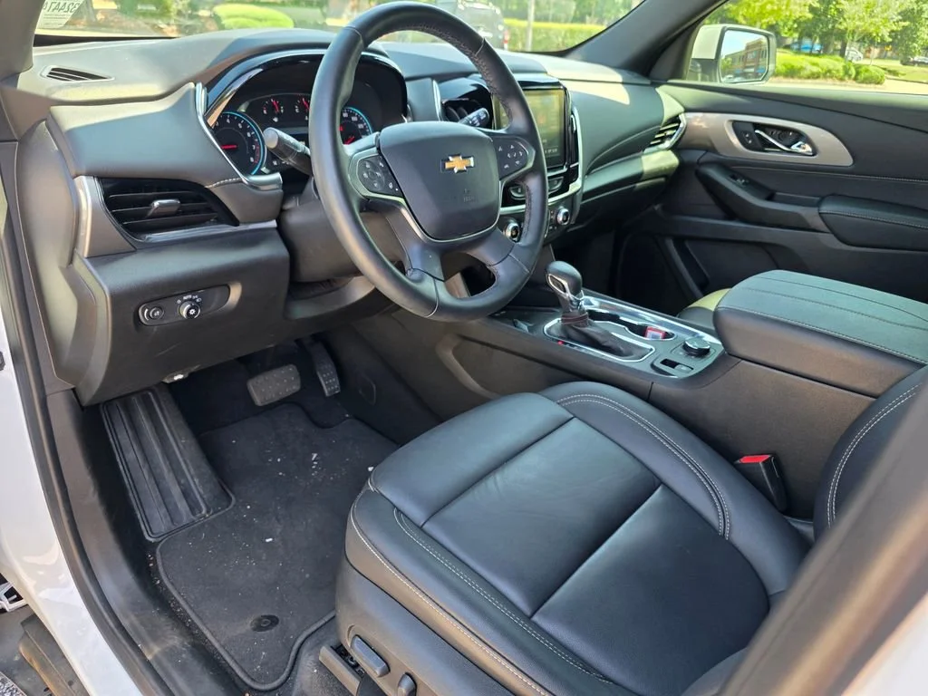 Used 2023 Iridescent Pearl Tricoat Chevrolet LT Leather image 11