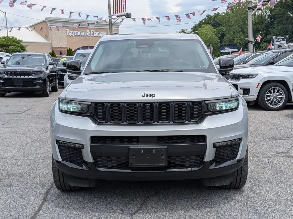 Used 2023 Silver Jeep Limited image 3