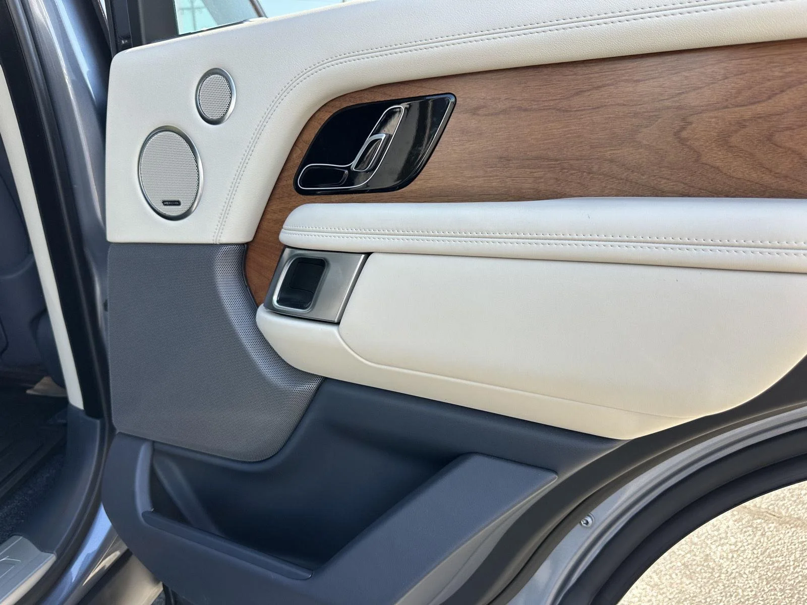 Used 2019 Byron Blue Metallic Land Rover HSE image 16