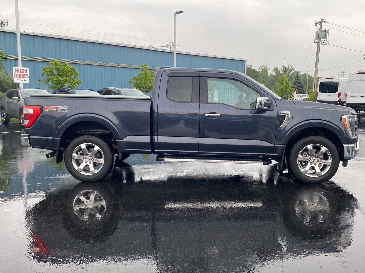 Used 2022 Smoked Quartz Metallic Tinted Clearcoat Ford LARIAT image 11