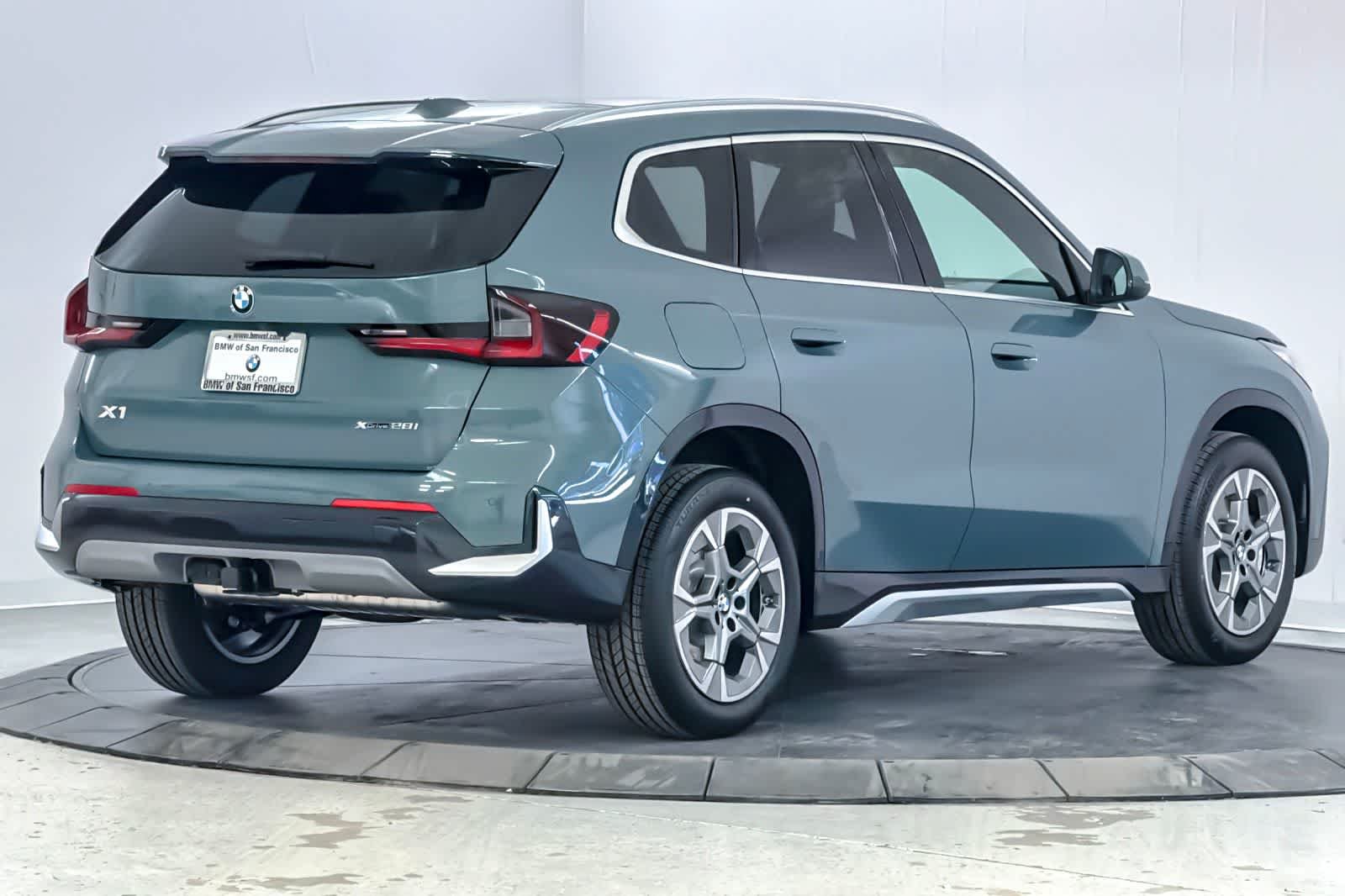 New 2026 Cape York Green Metallic BMW xDrive28i image 2